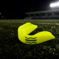 Shockx bitje op het rugbyveld onder stadionverlichting